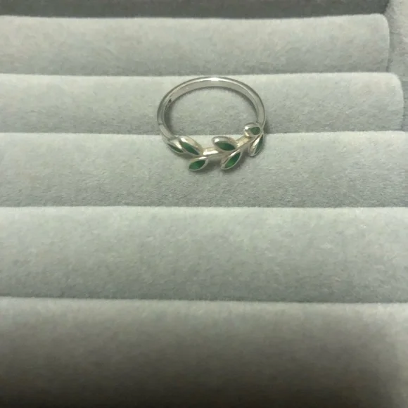 Silver ring with green leaves shapes. Like new. - Picture 3 of 5